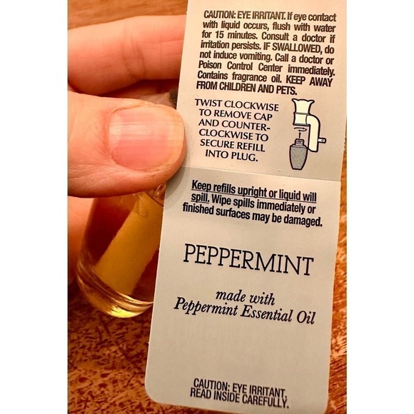 New Bath & Body Works Peppermint Scented Wallflower Refill .8 fl oz - Picture 2 of 4